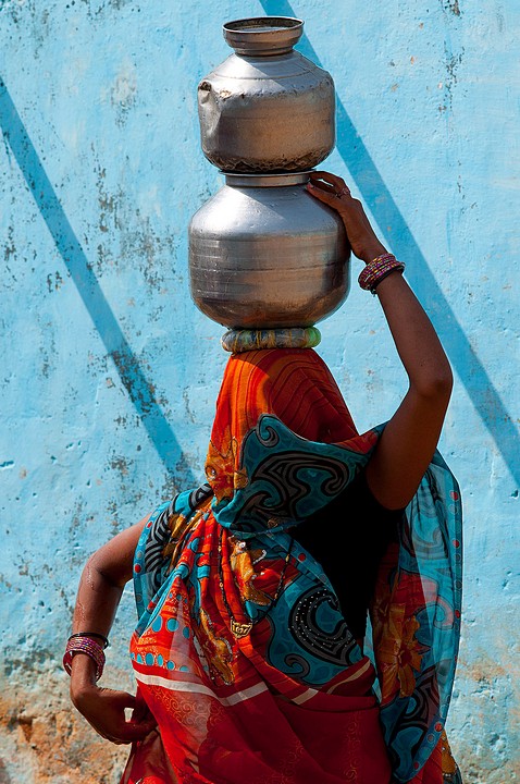 Ajadpura w pobliżu Orchhy - kobieta niosąca wodę ze studni (Indie 2010 - portety i inni ludzie)